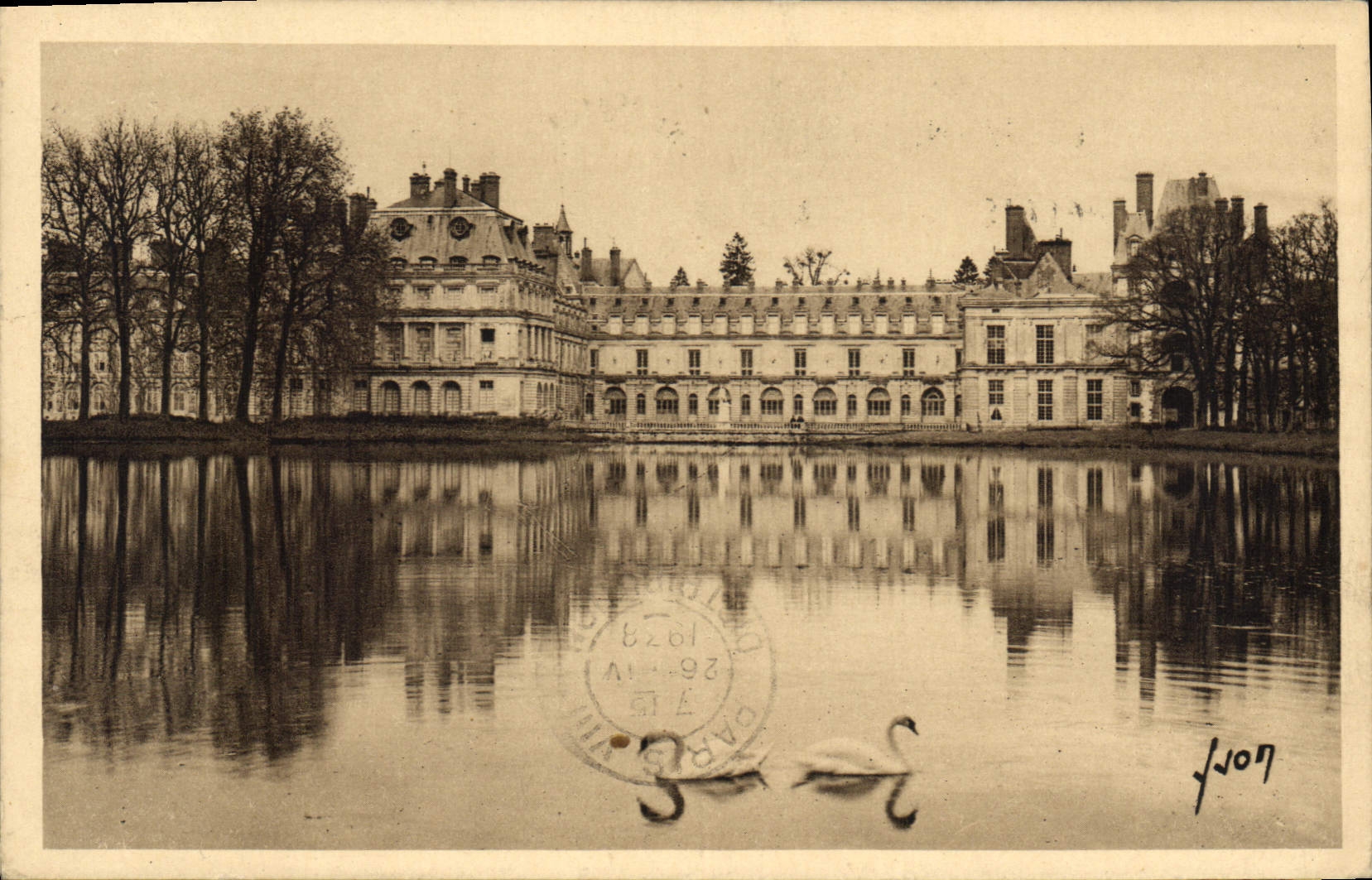 CPA Fontainebleau Seine et Marne Facade du Palais sur l'Etang aux Carpes