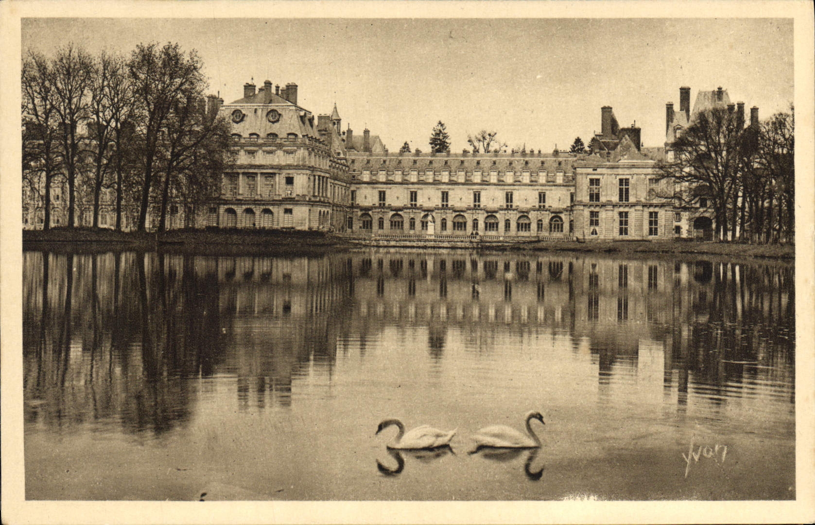 CPA Palais de Fontainebleau Facade du Palais sur l'Etang des Carpes 