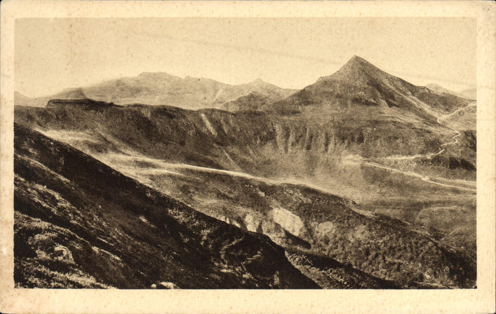 CPA Le Cantal Pittoresque Le Puy Mary vu des Fours de Peyre Arse 