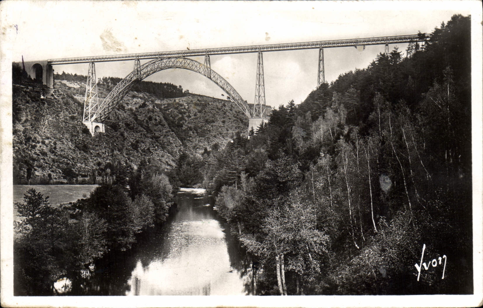 CPA Env de Saint Flour Cantal La vallee de la Truyere et le viaduc de Garabit 