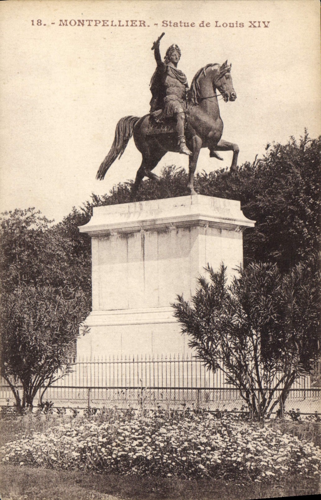 CPA Montpellier Statue de Louis XIV