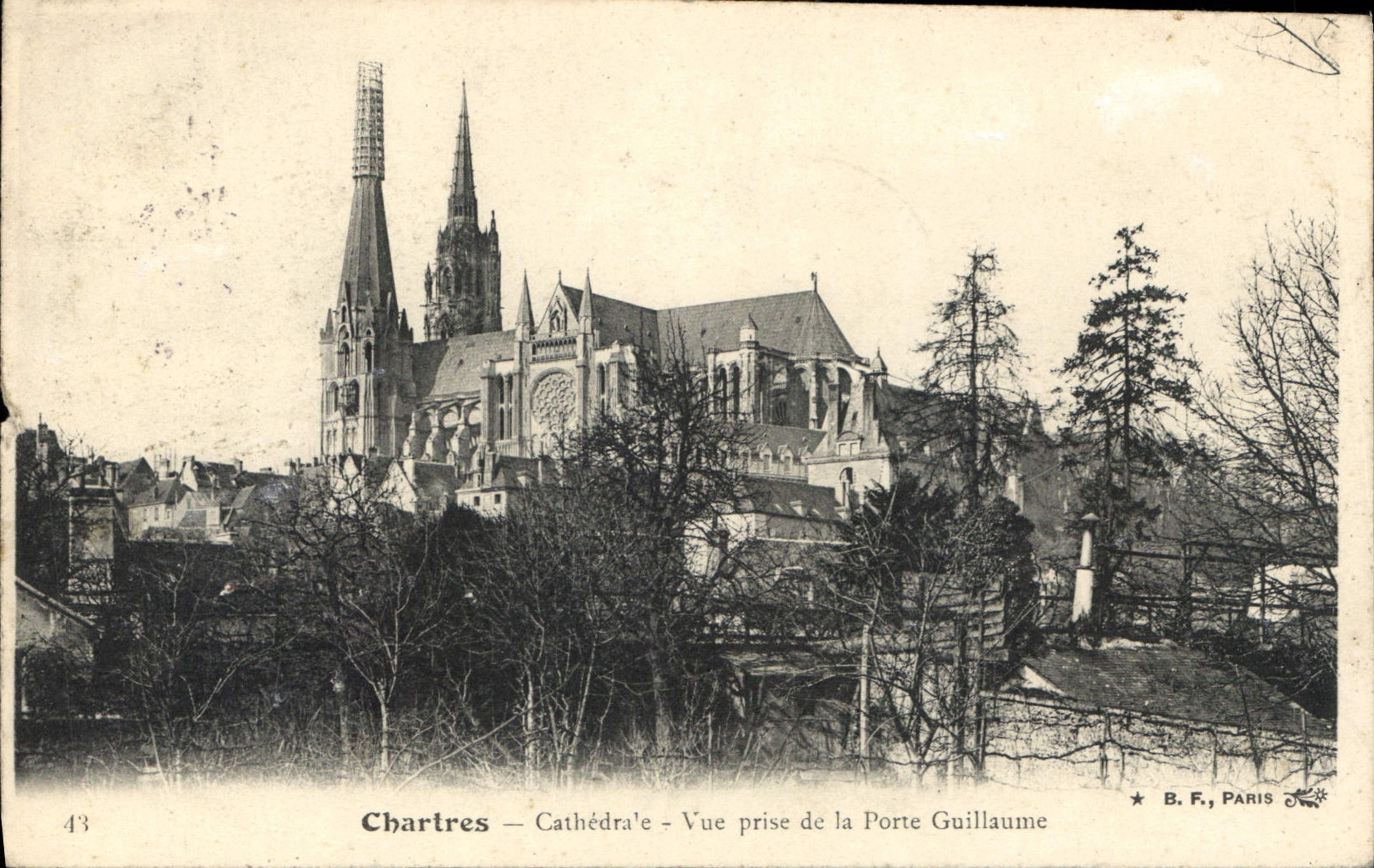 CPA Chartres Cathedrale Vue prise de la Porte Guillaume