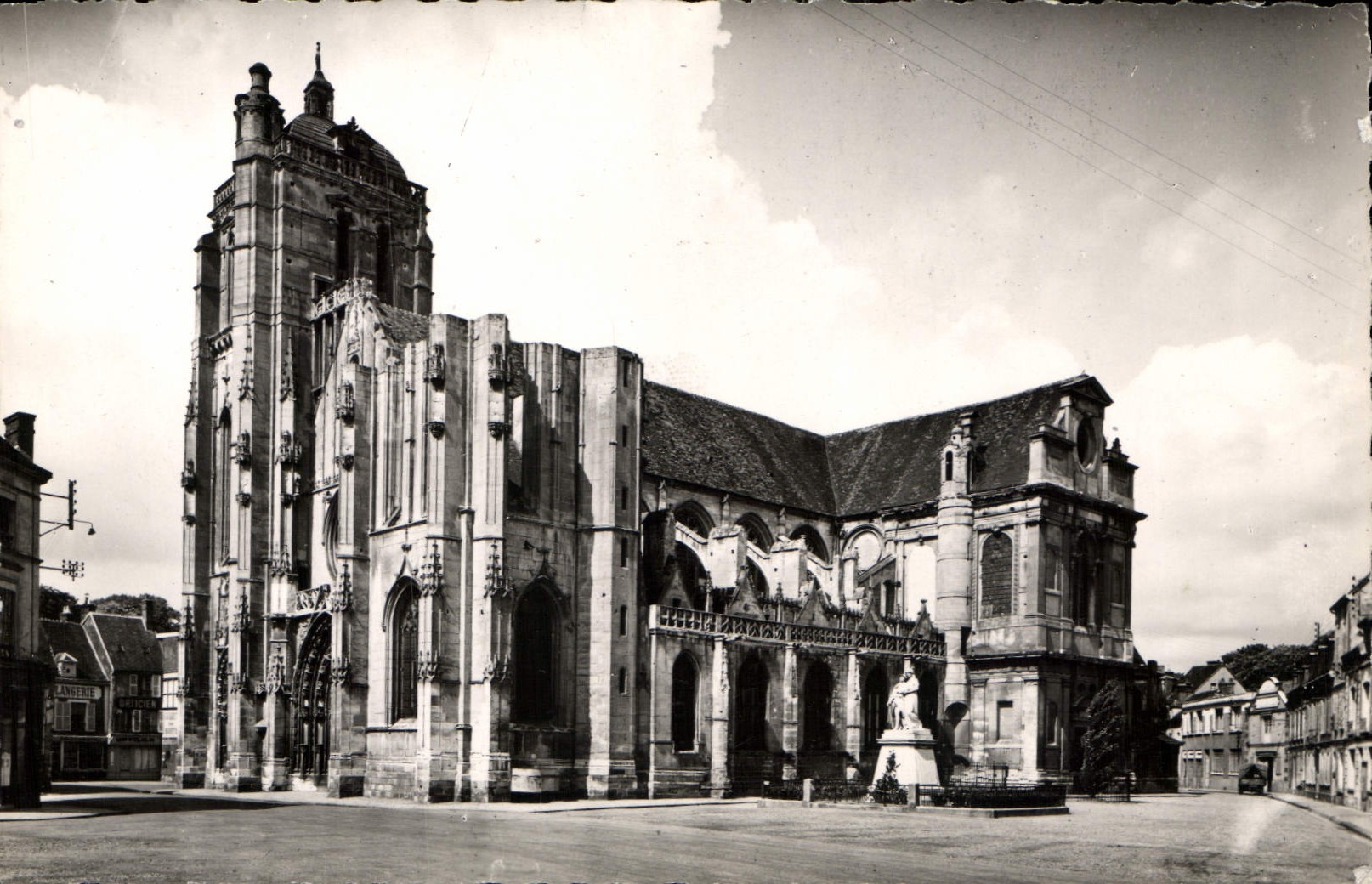 CPA Dreux E et L Eglise St Pierre 