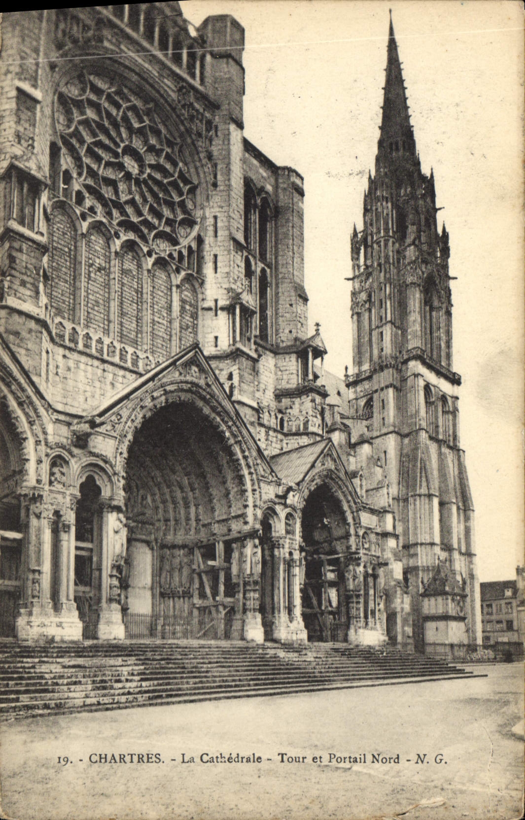 CPA Chartres La Cathedrale Tour et Portail Nord