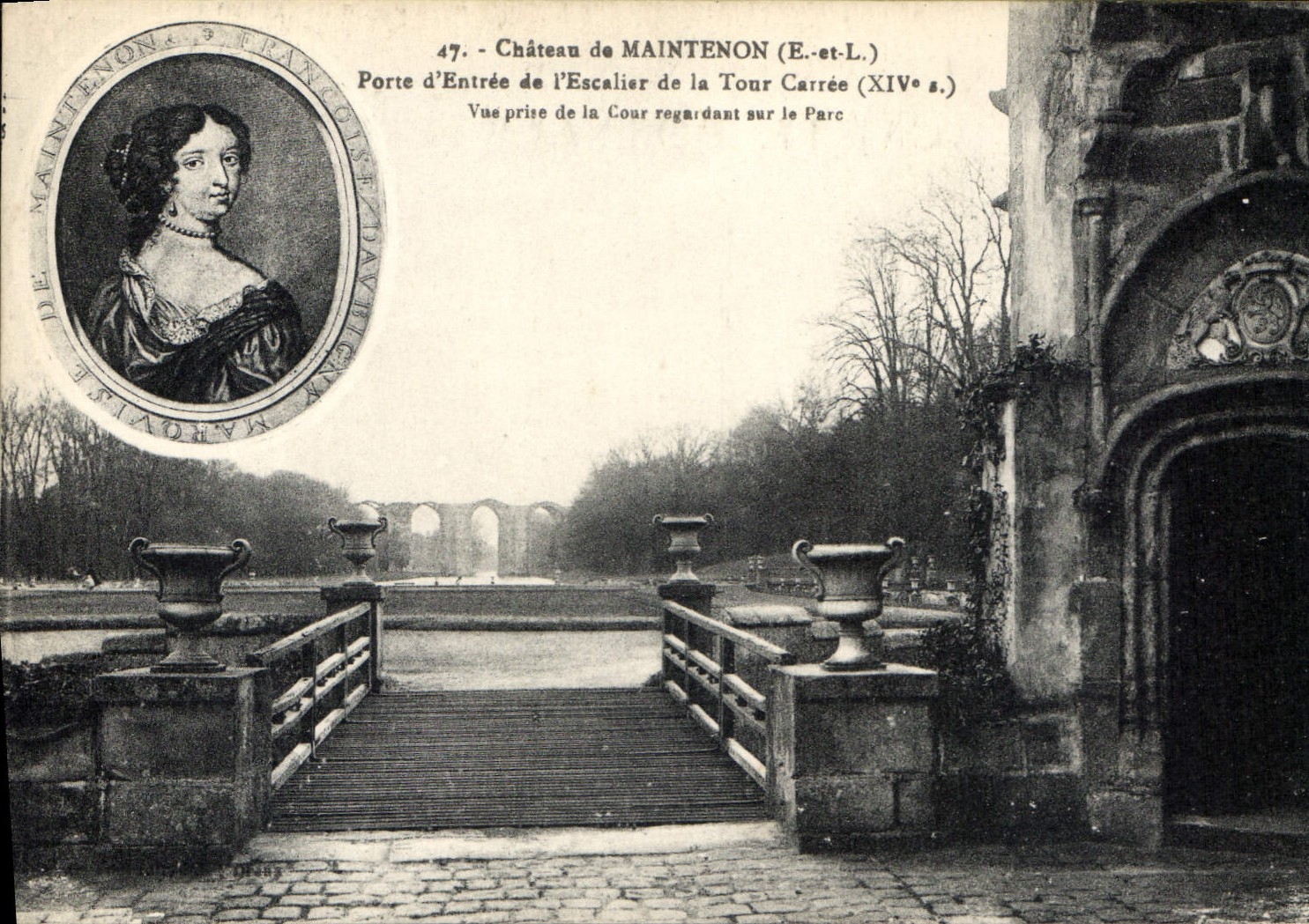 CPA Chateau de Maintenon Porte d'Entree de l'Escalier de la Tour Carree 