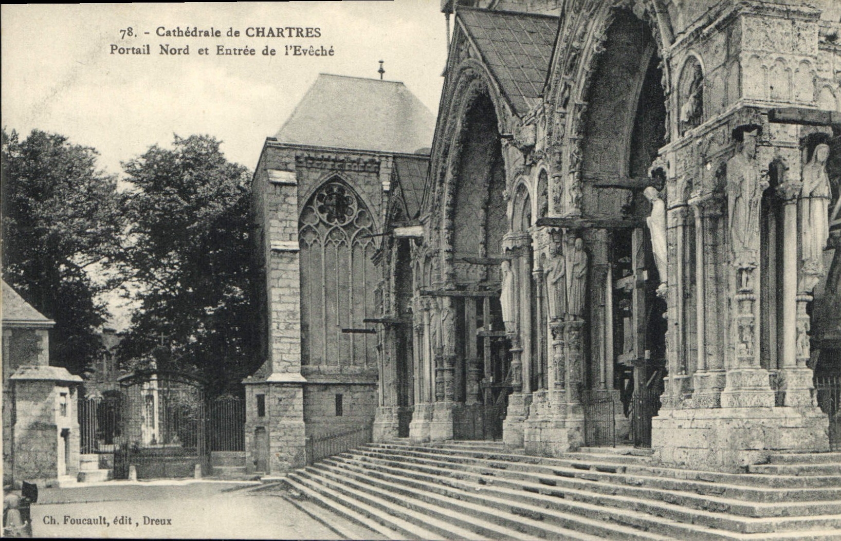 CPA Cathedrale de Chartres Portail Nord et Entree de l'Eveche 