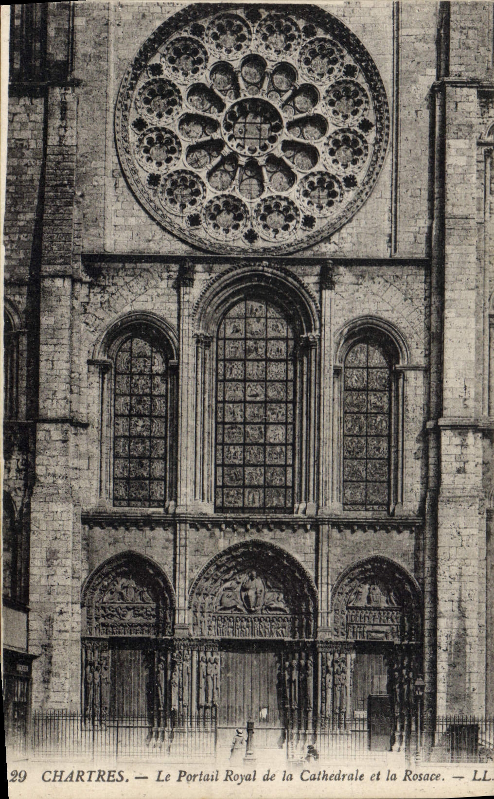 CPA Chartres le Portail Royal de la Cathedrale et la Rosace 