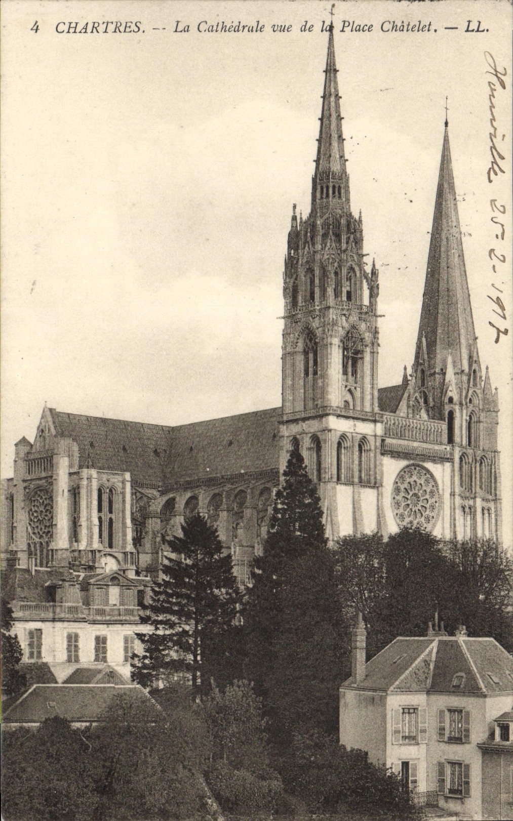 CPA Chartres la Cathedrale vue de la Place Chatelet 