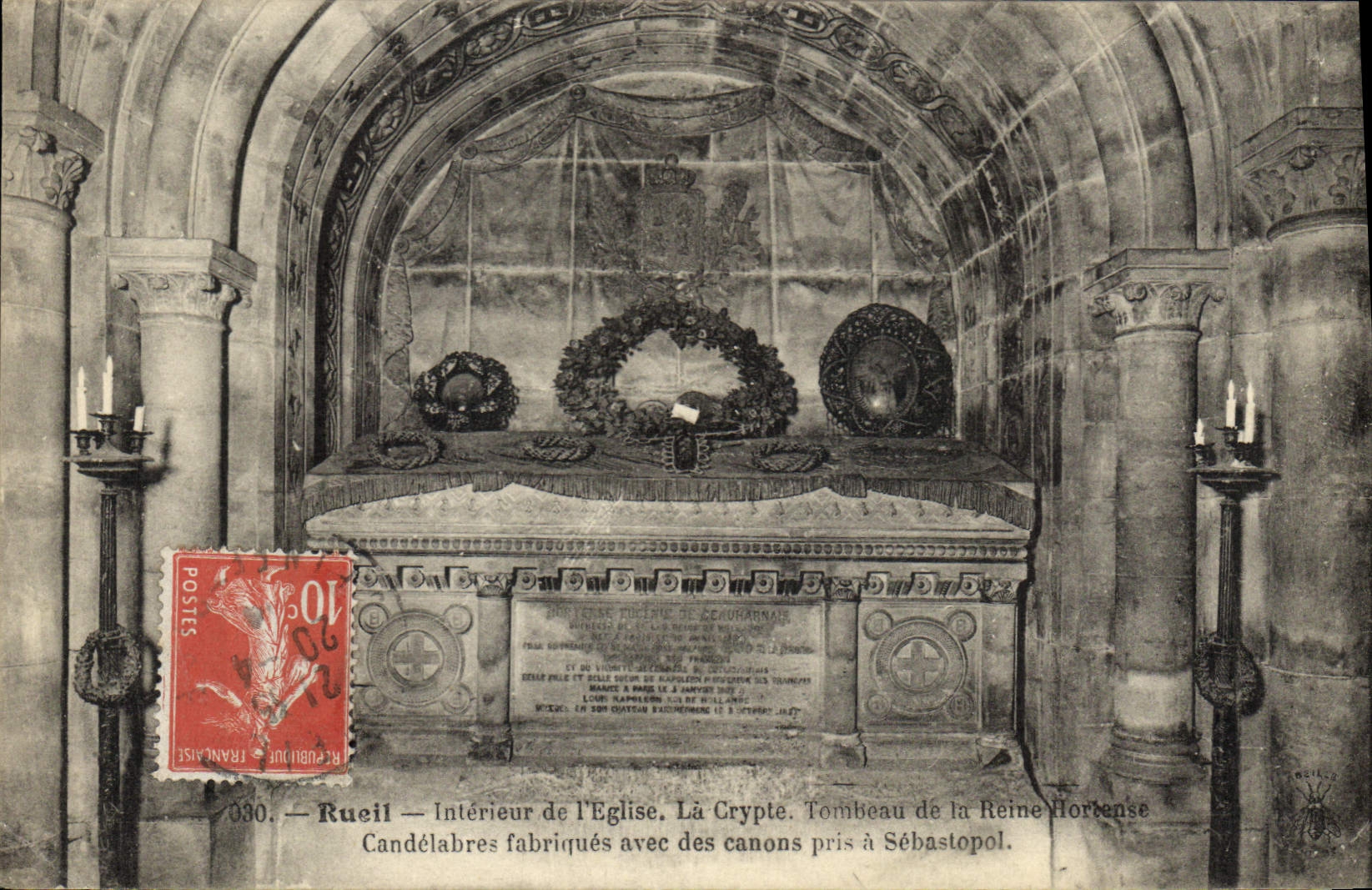 CPA Rueil Interieur de l'eglise la Crypte Tombeau de la Reine Candelabres Fabriques avec des canons