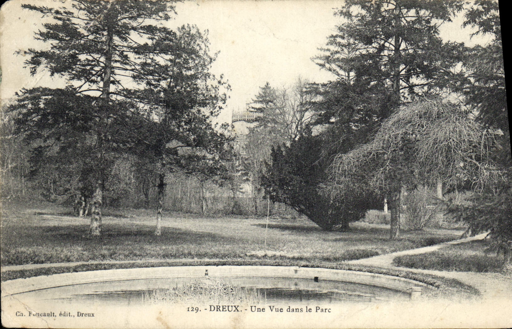 CPA Dreux une vue Dans le Parc