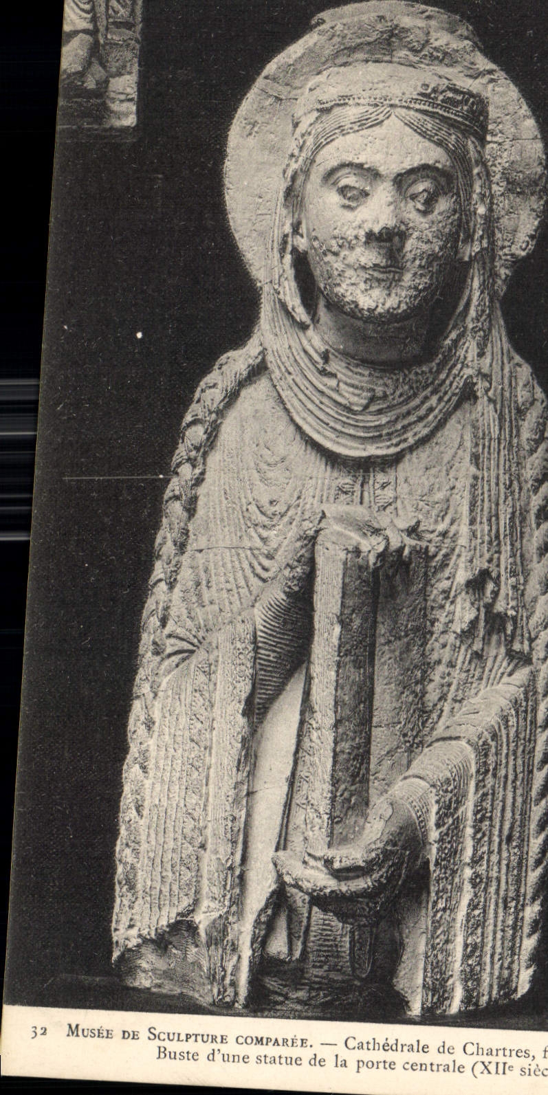 CPA Musee de Sculpture comparee Cathedrale de Chartres Buste d'une statue de la Porte centrale XII s