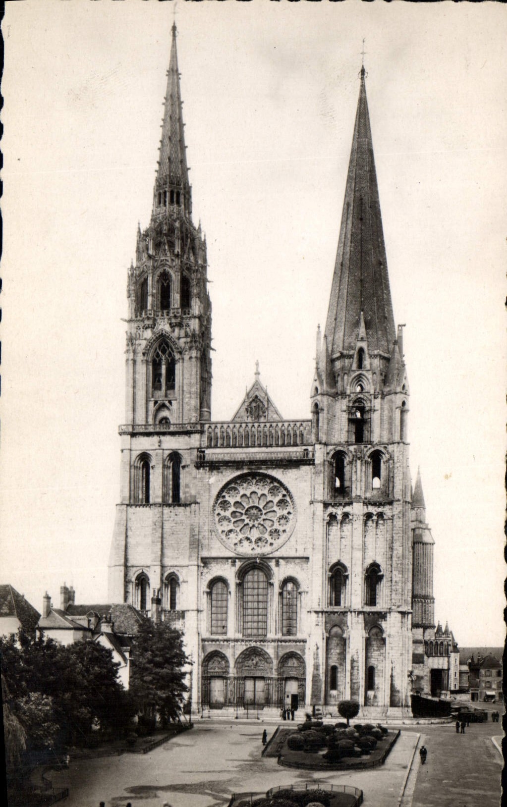 CPA Chartres Eure et Loir la Cathedrale 