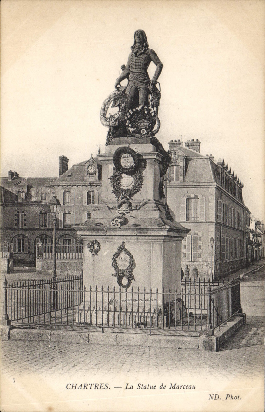 CPA Chartres la Statue de Marceau 