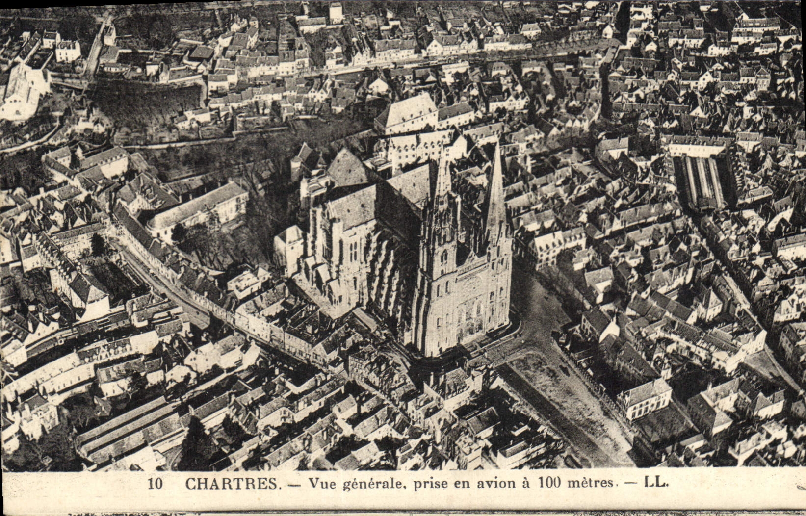CPA Chartres vue generale prise en avion a 100 metres