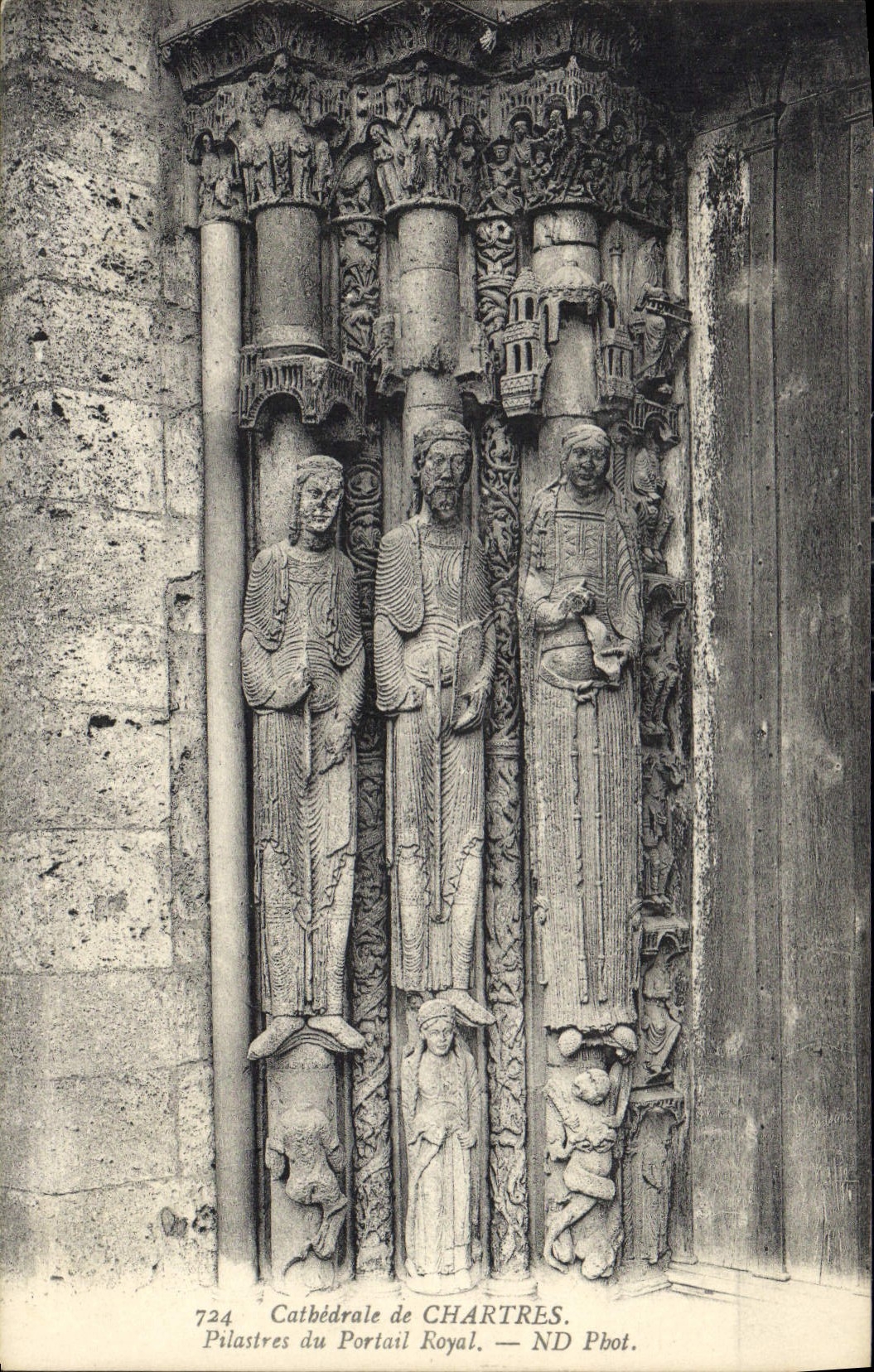 CPA Cathedrale de Chartres Pilastres du Portail Royal 