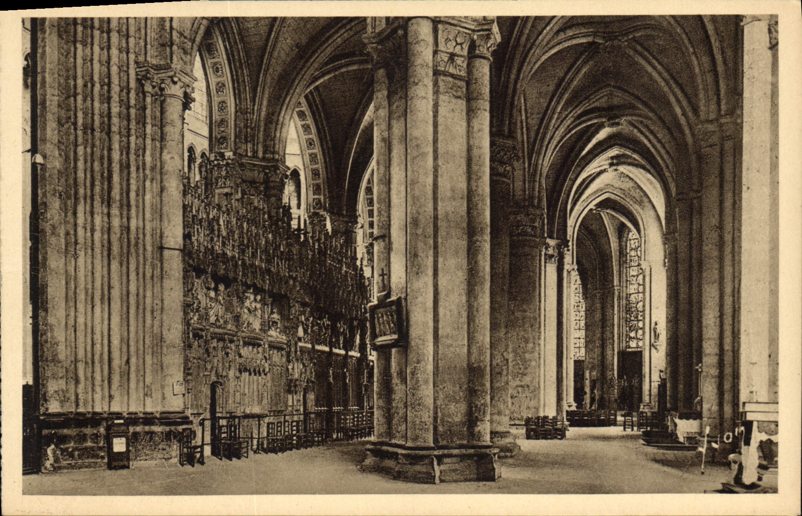 CPA Chartres Eure et Loir Interieur de la Cathedrale Le Deambulatorie