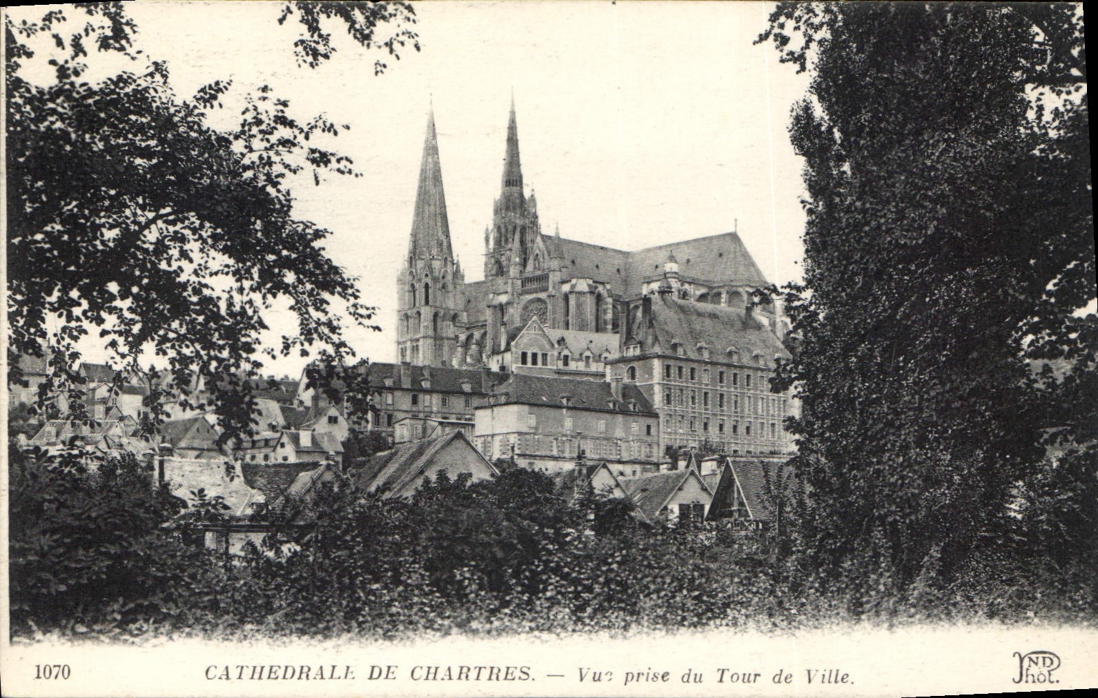 CPA Cathedrale de Chartres vue prise du Tour de Ville 