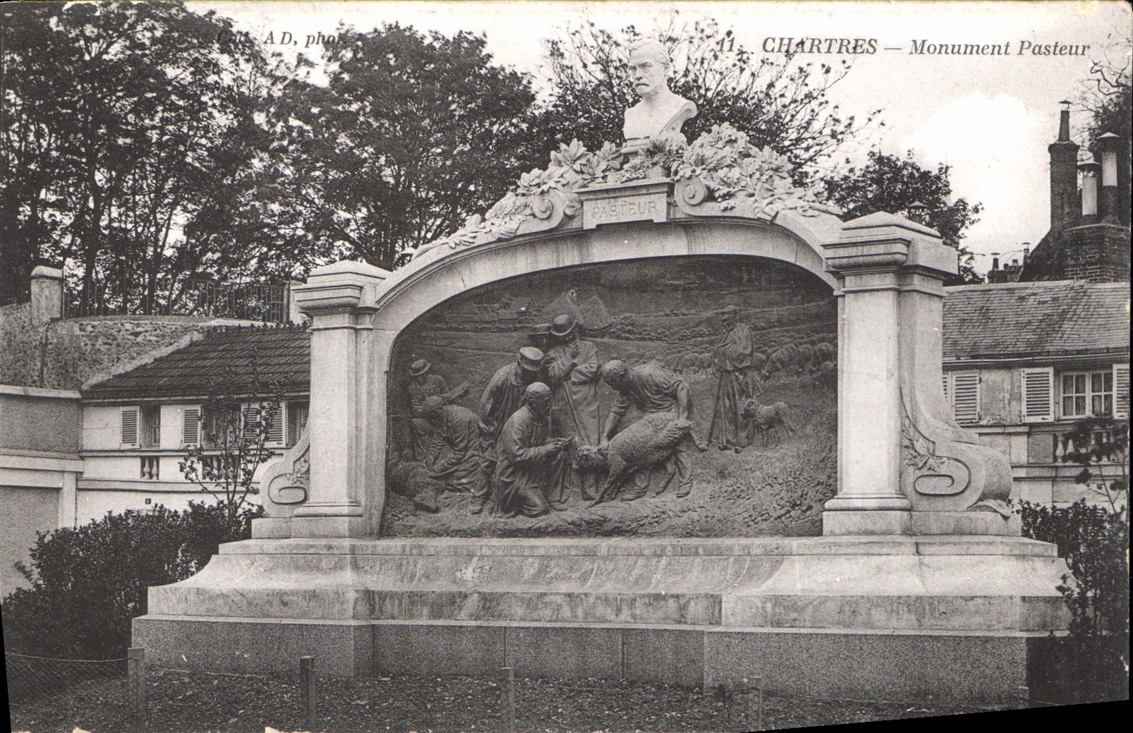 CPA Chartres Monument Pasteur 
