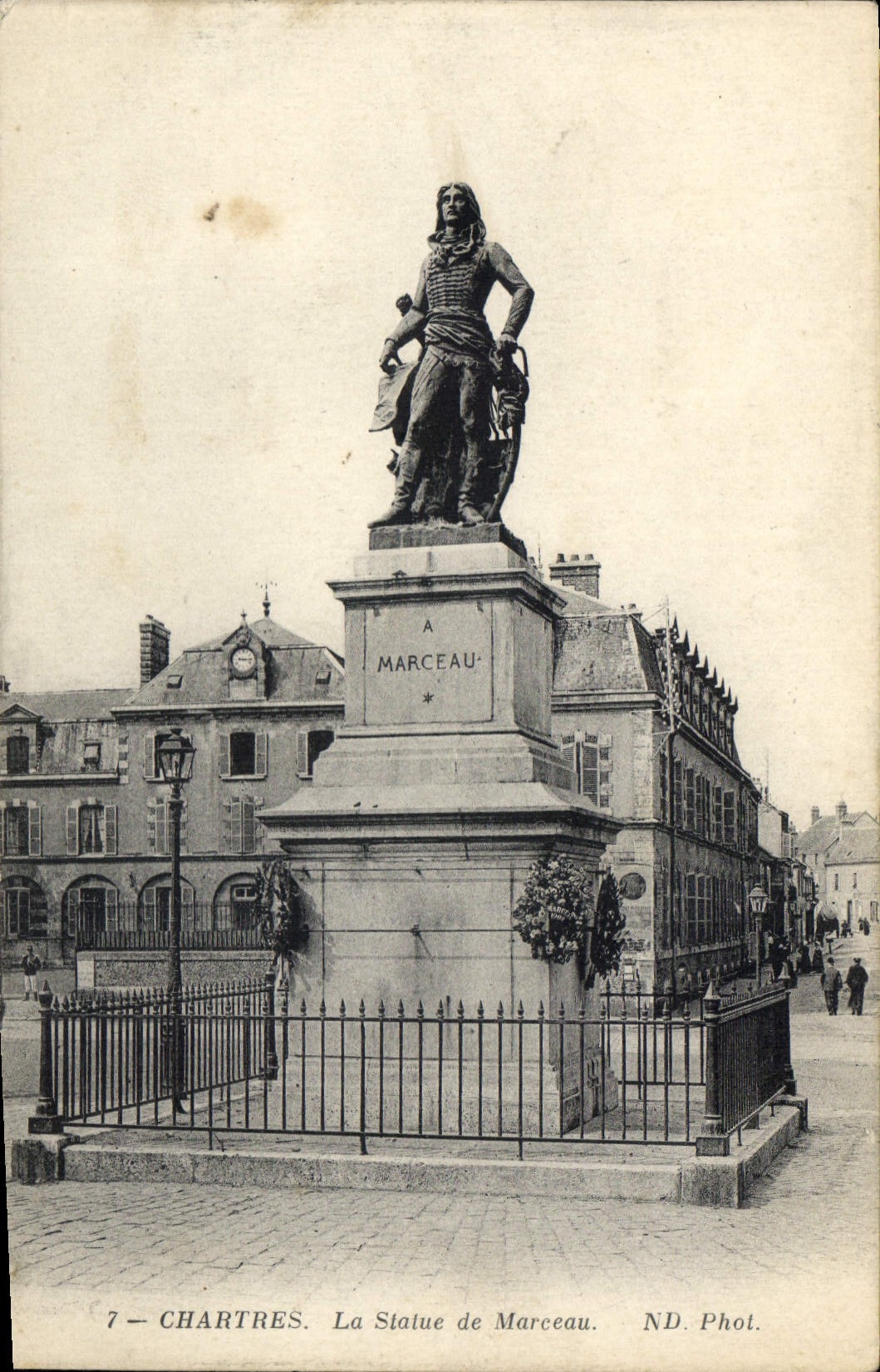 CPA Chartres La Statue de Marceau 