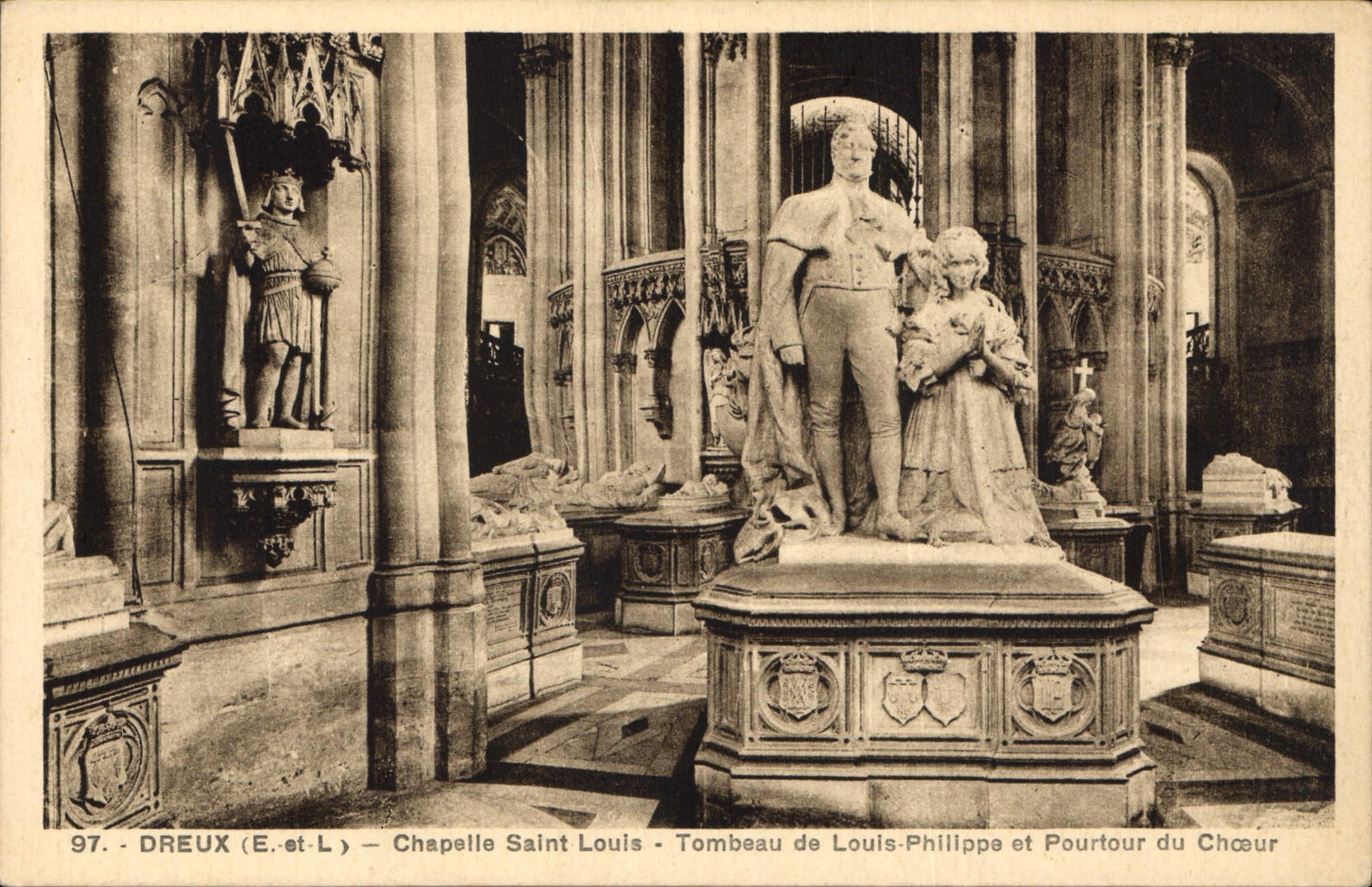 CPA Dreux E et L Chapelle Saint Louis Tombeau de Louis Philippe et Pourtour du Choeur 