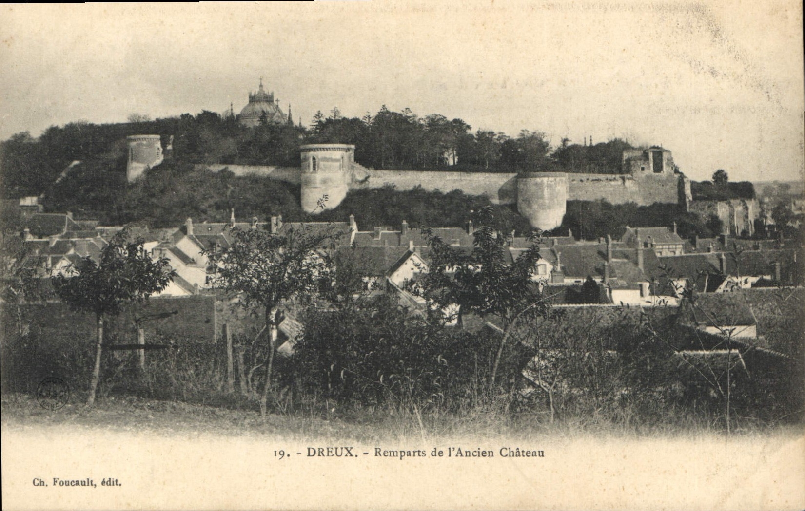 CPA Dreux Remparts de l'Ancien Chateau 