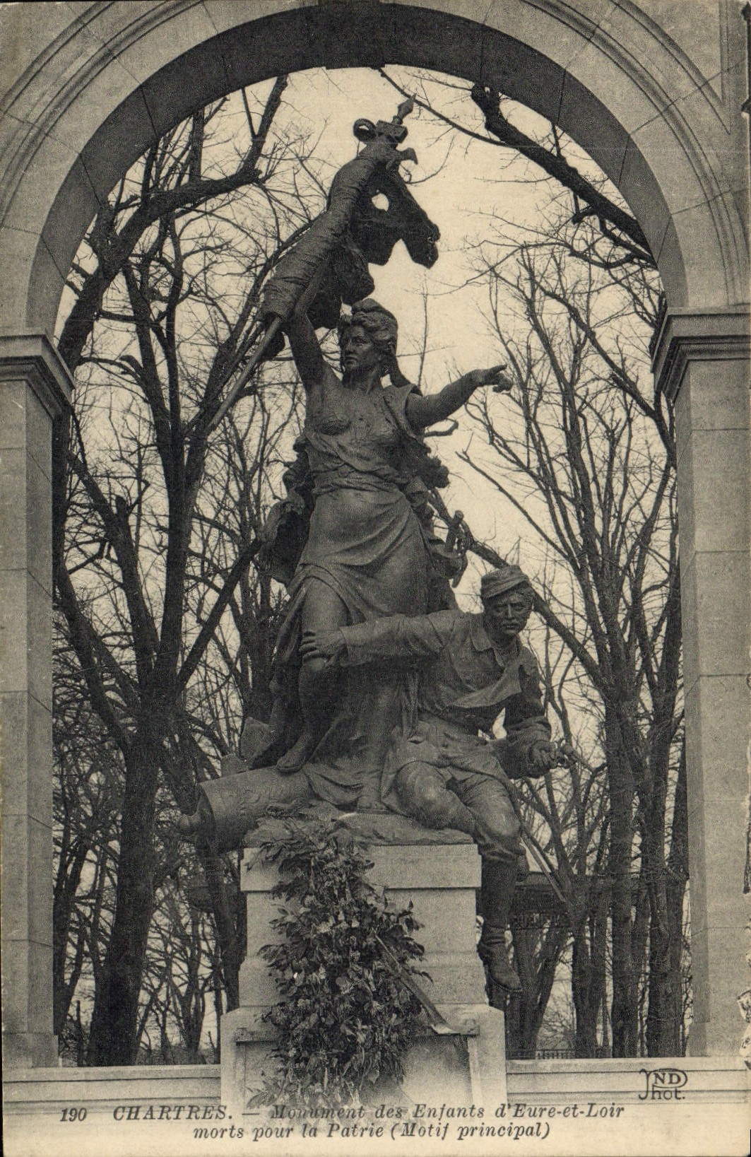CPA Chartres Monument des Enfants d'Eure et Loir morts pour la Patrie Motif principal