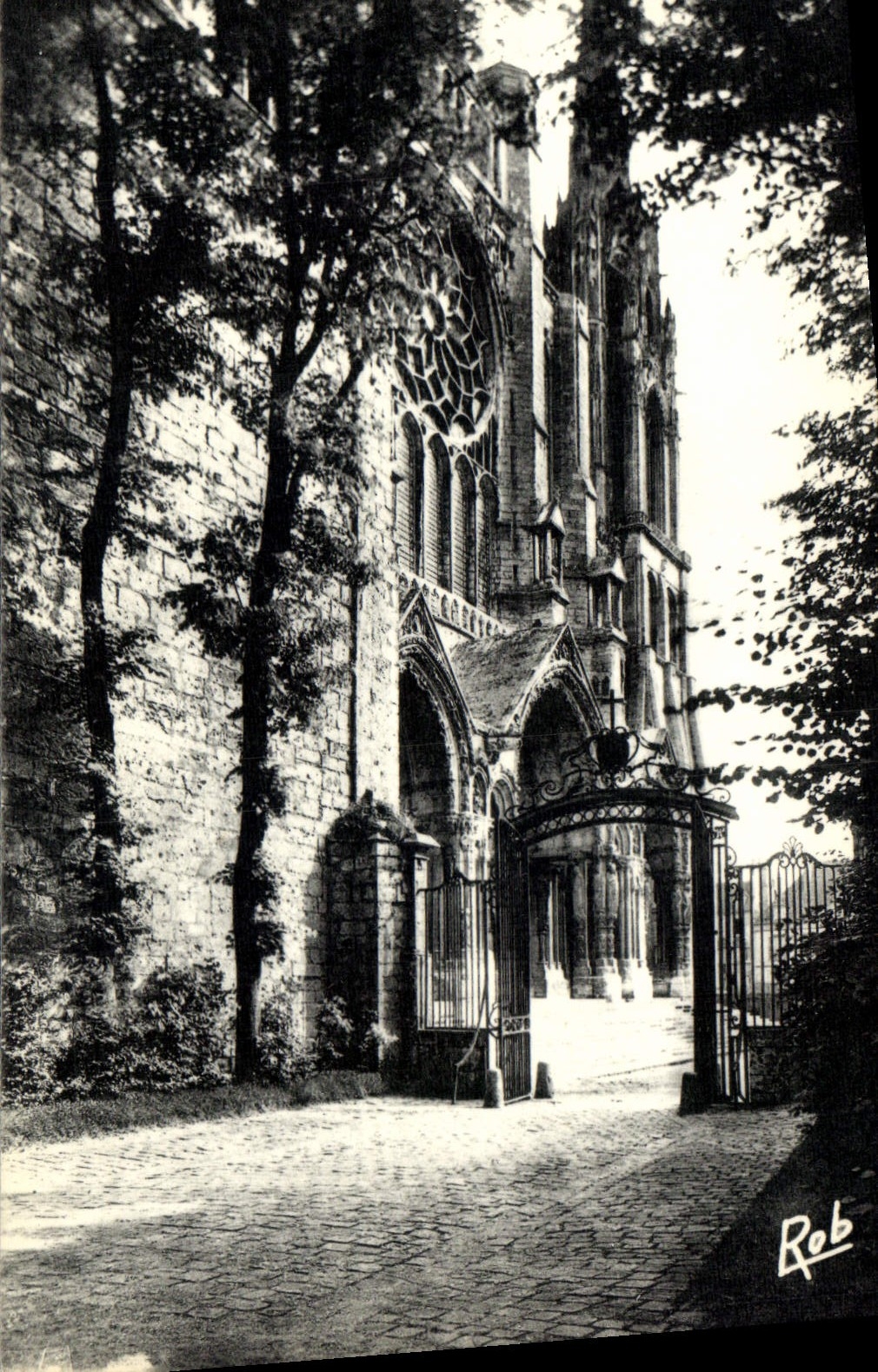 CPA Chartres La Cathedrale Clocher neuf et portail Nord XIII siecle Grille de l'ancien Eveche 