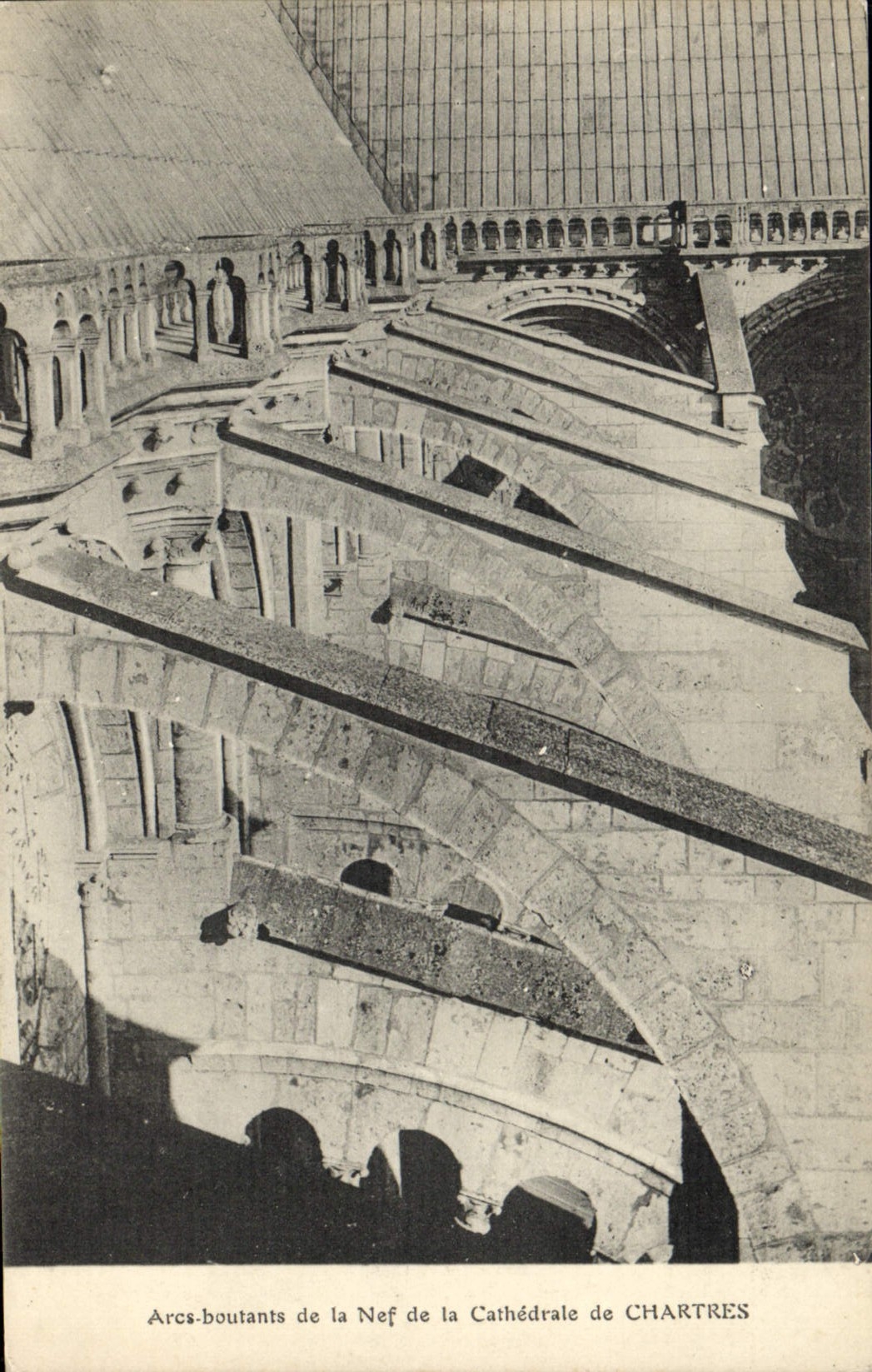 CPA Ares boutants de la Nef de la Cathedrale de Chartres 