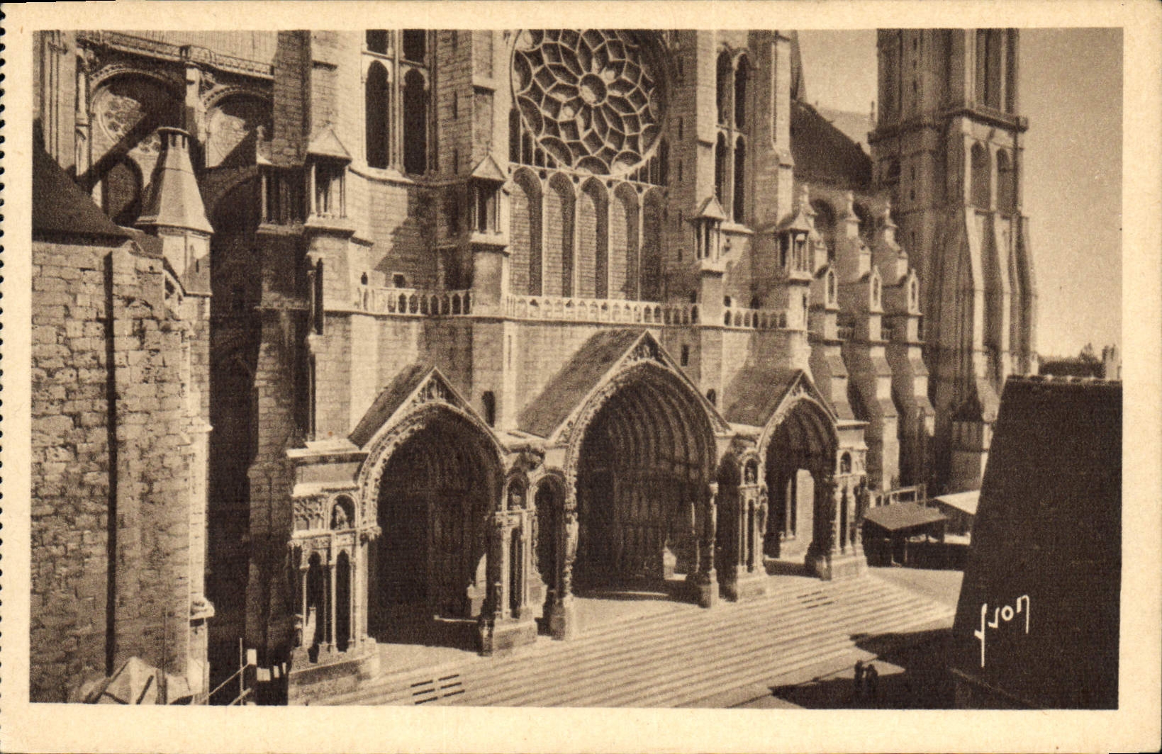 CPA Chartres Eure et Loire La Cathedrale la grand portail 