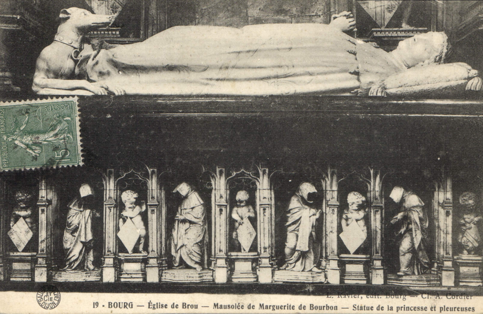 CPA Bourg Eglise de Brou Mausolee de Marguerite de Bourbon Statue de la princesse et pleureuses