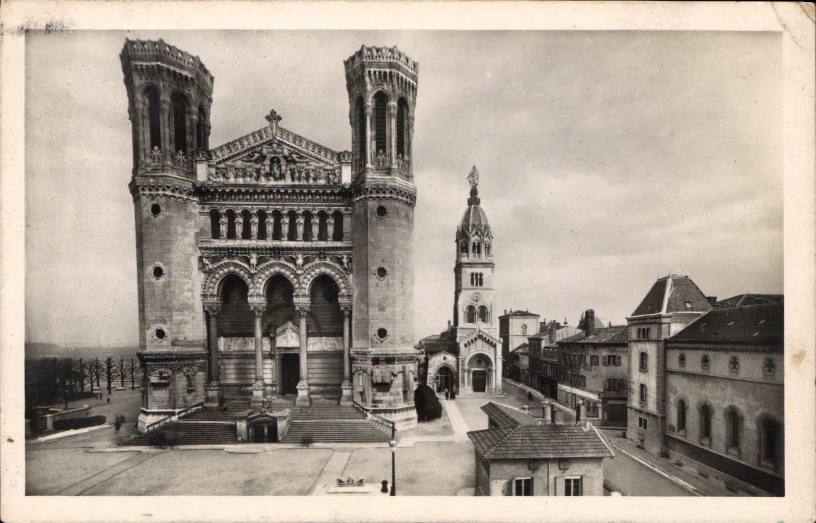 CPA Lyon Notre Dame de Fourviere et l'Ancienne Chapelle