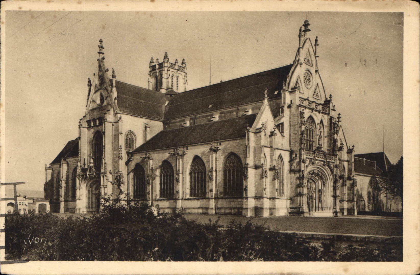 CPA Bourg Ain Eglise de Brou vue d'ensemble