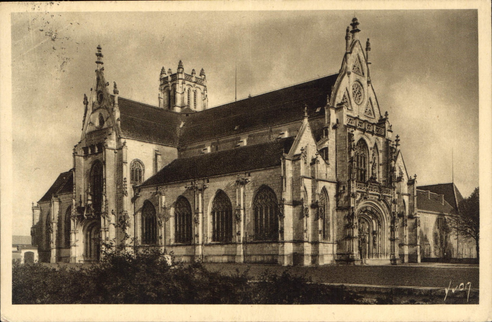 CPA Bourg Ain Eglise de Brou vue d'ensemble
