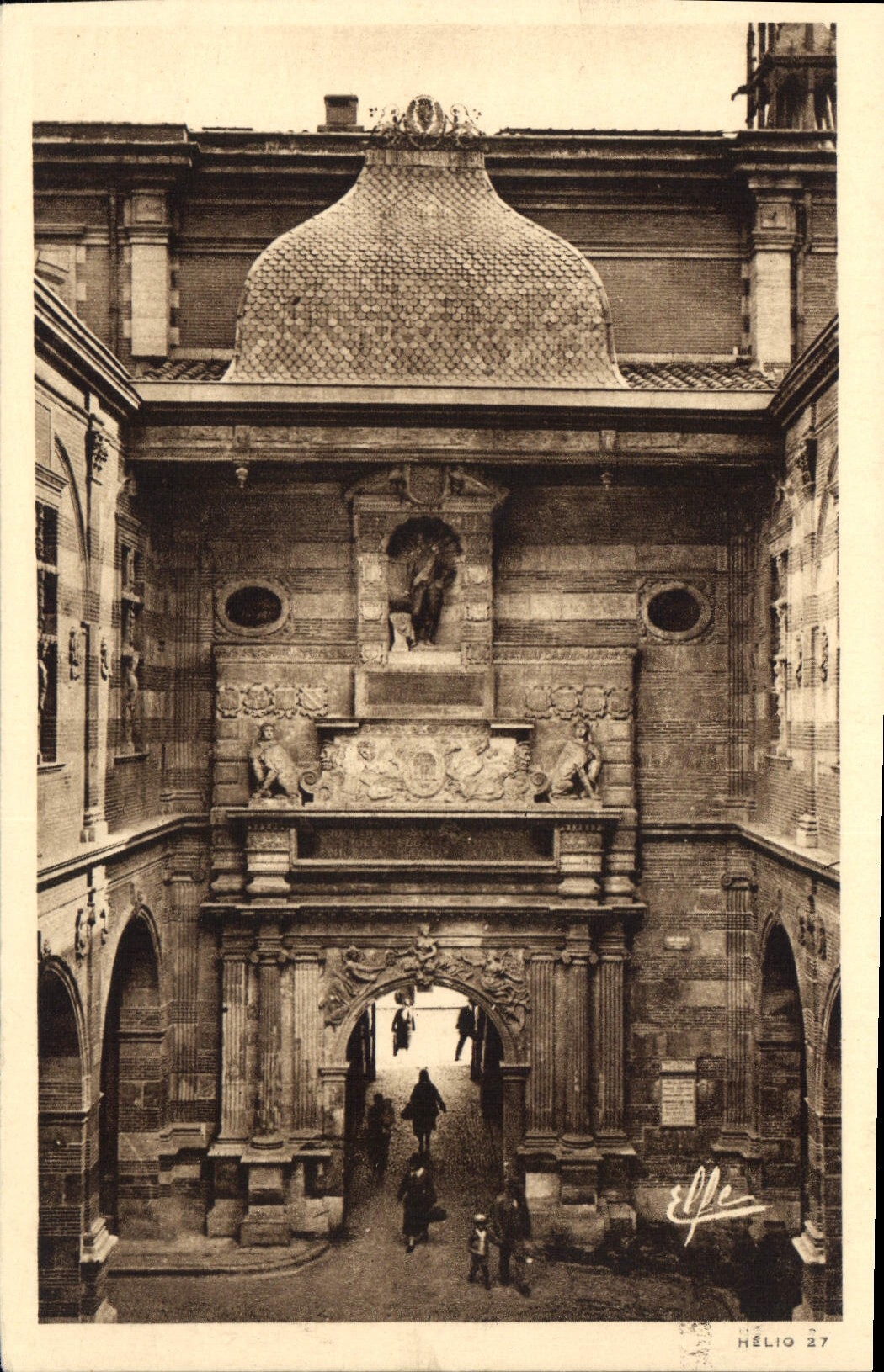 CPA Pyrenees Ocean Toulouse Le Capitole Cour Henri IV debut du XVII siecle 