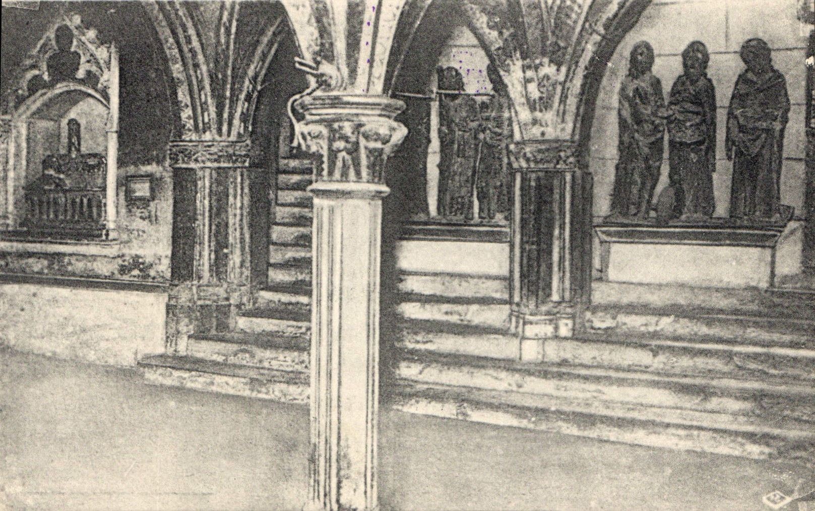 CPA Insigne Basilique Saint Sernin de Toulouse Crypte des corps Saints