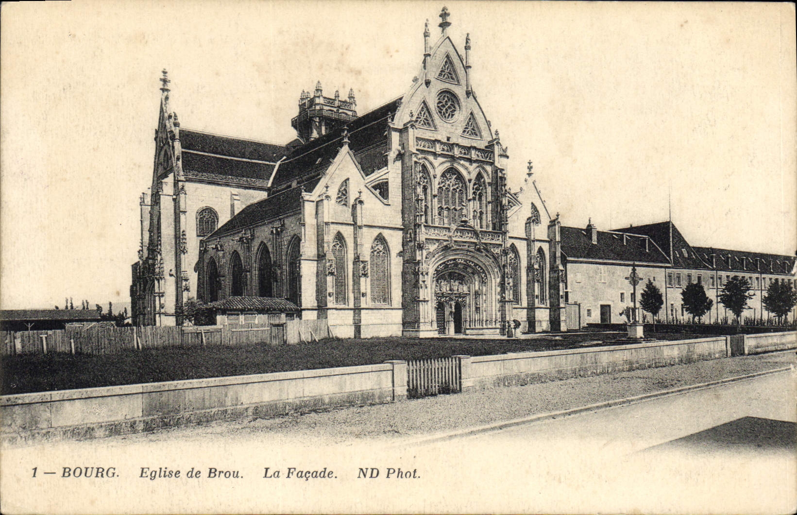 CPA Bourg Eglise de Brou la facade