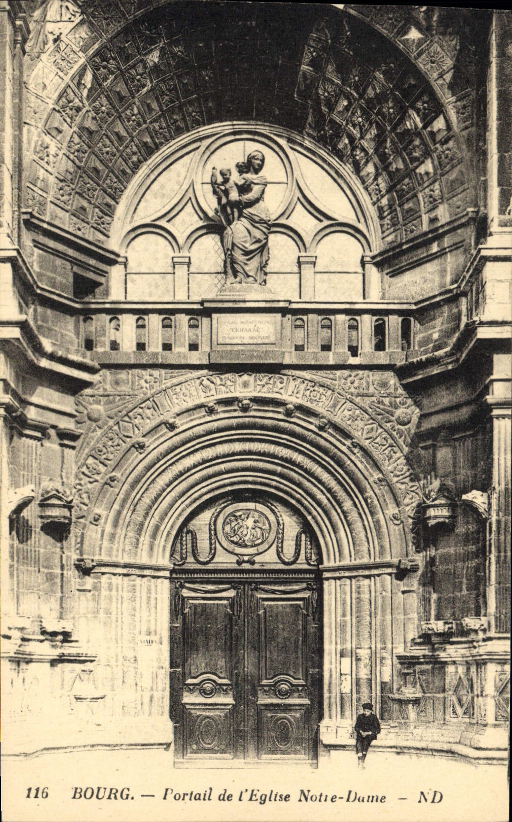 CPA Bourg Portail de l'Eglise Notre Dame