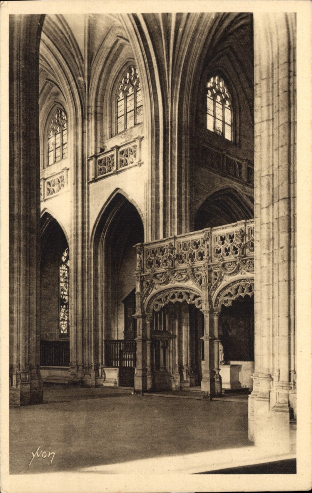 CPA La Douce France Bourg Ain Eglise de Brou La Nef