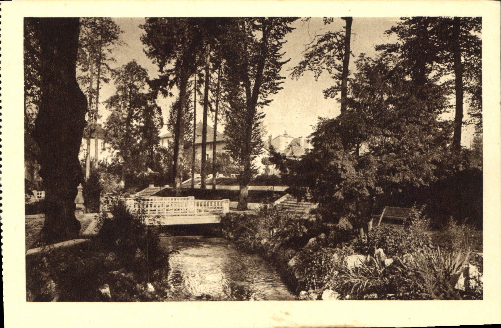 CPA Oyonnax Un coin du Parc 