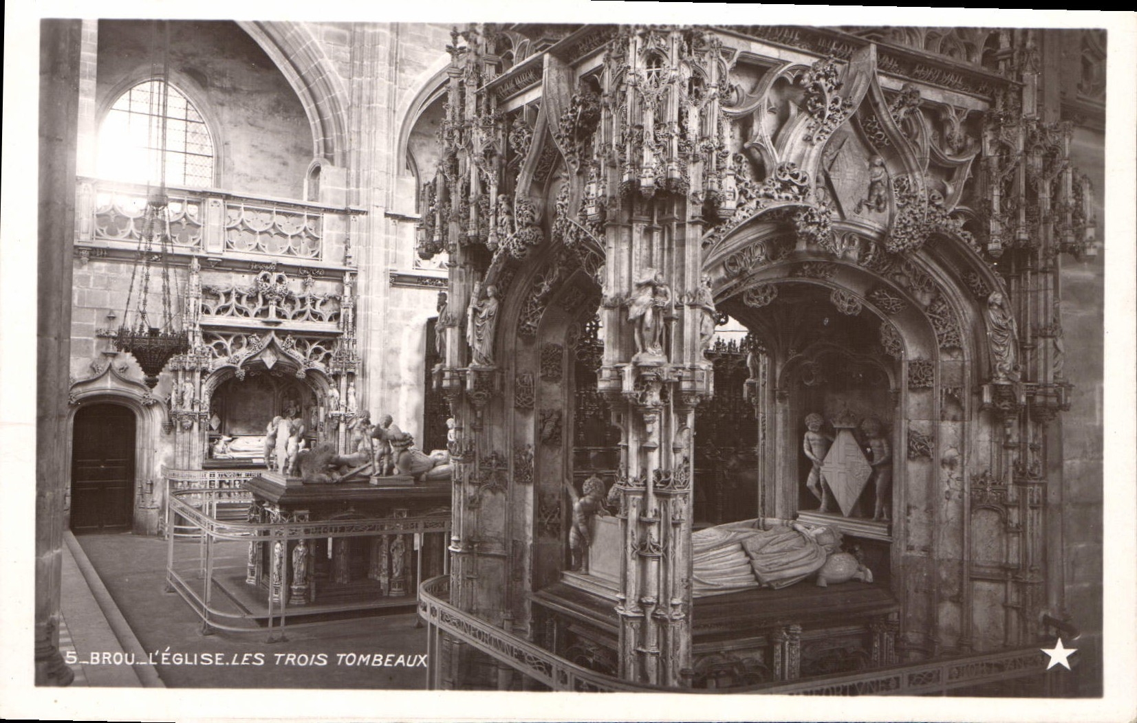 CPA Brou l'Eglise les Trois Tombeaux