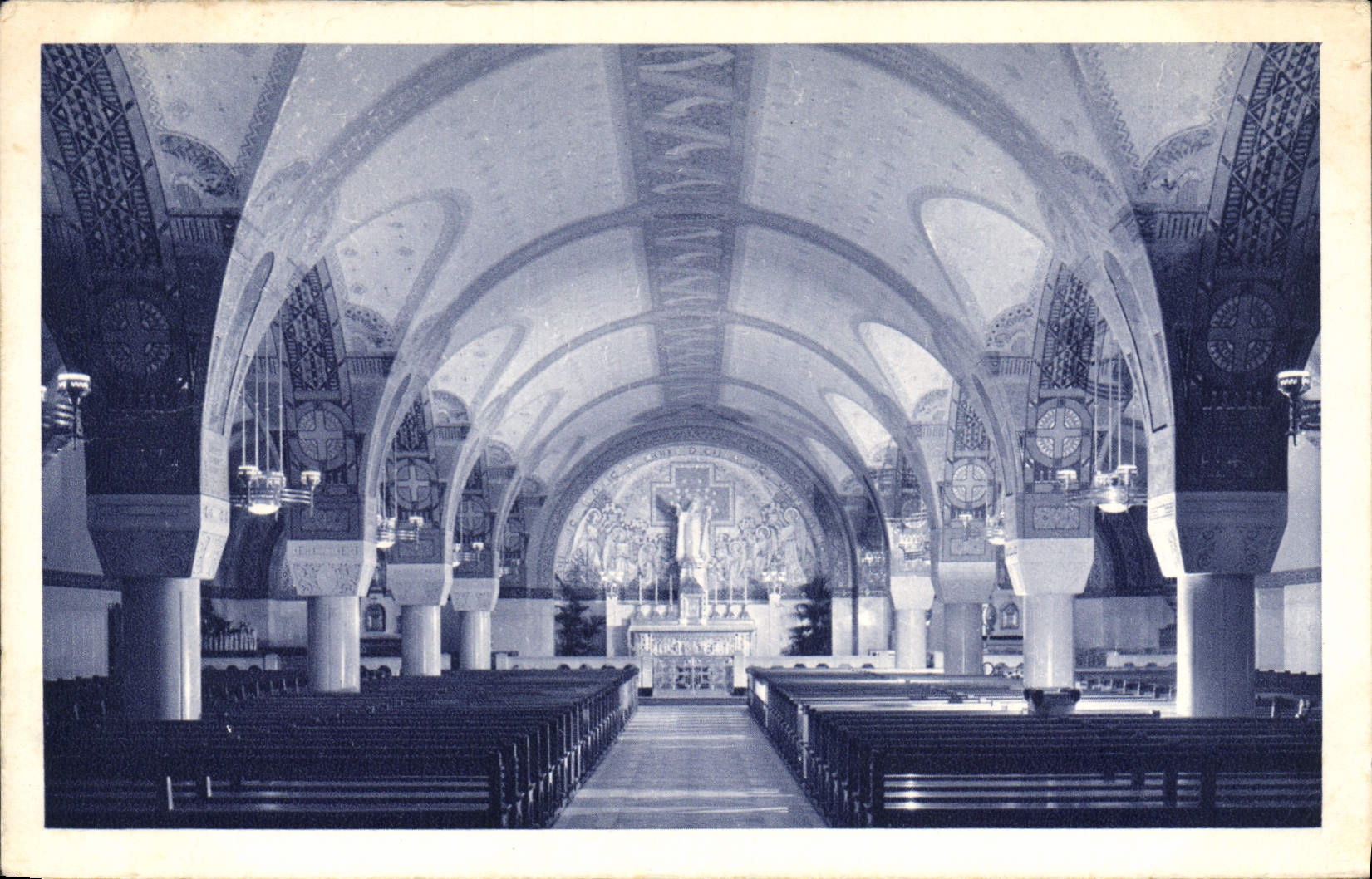 CPA La Basilique de Lisieux La Crypte Vue generale 