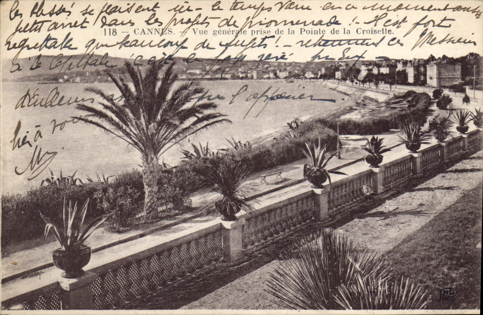 CPA Cannes Vue generale prise de a Pointe de la Croisette