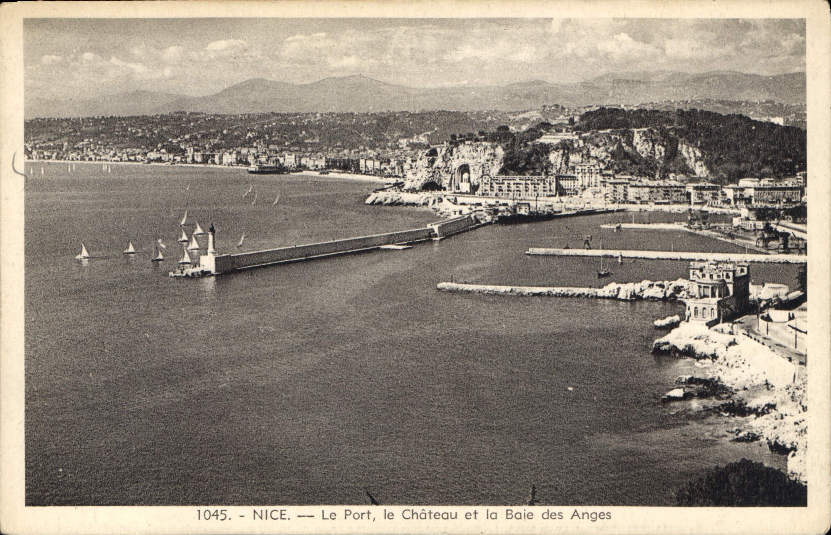 CPA Nice Le Port le Chateau et la Baie des Anges 