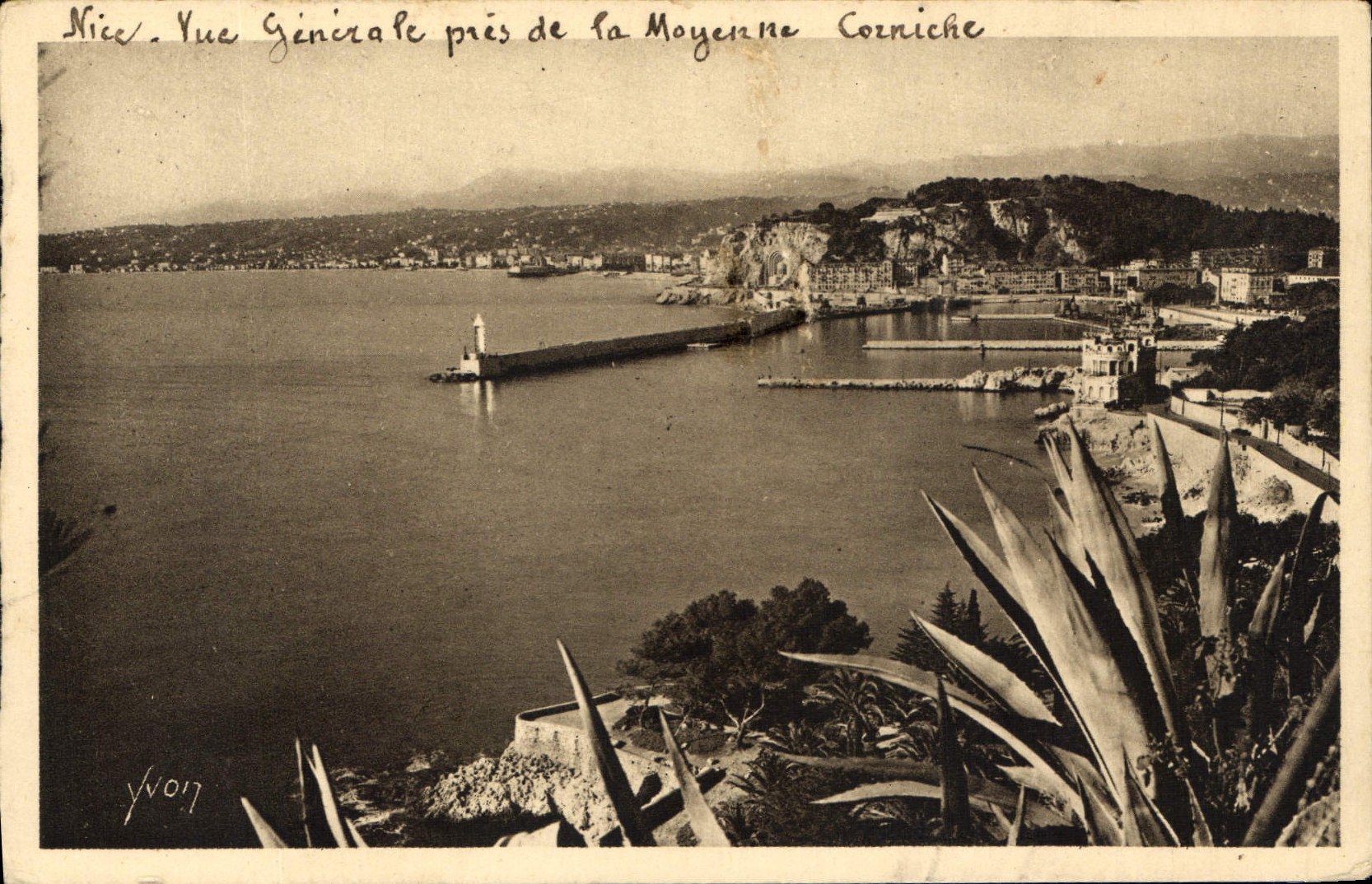 CPA La Douce France Cote d'Azur Nice Alpes Maritimes vue generale prise de la Moyenne Corniche 
