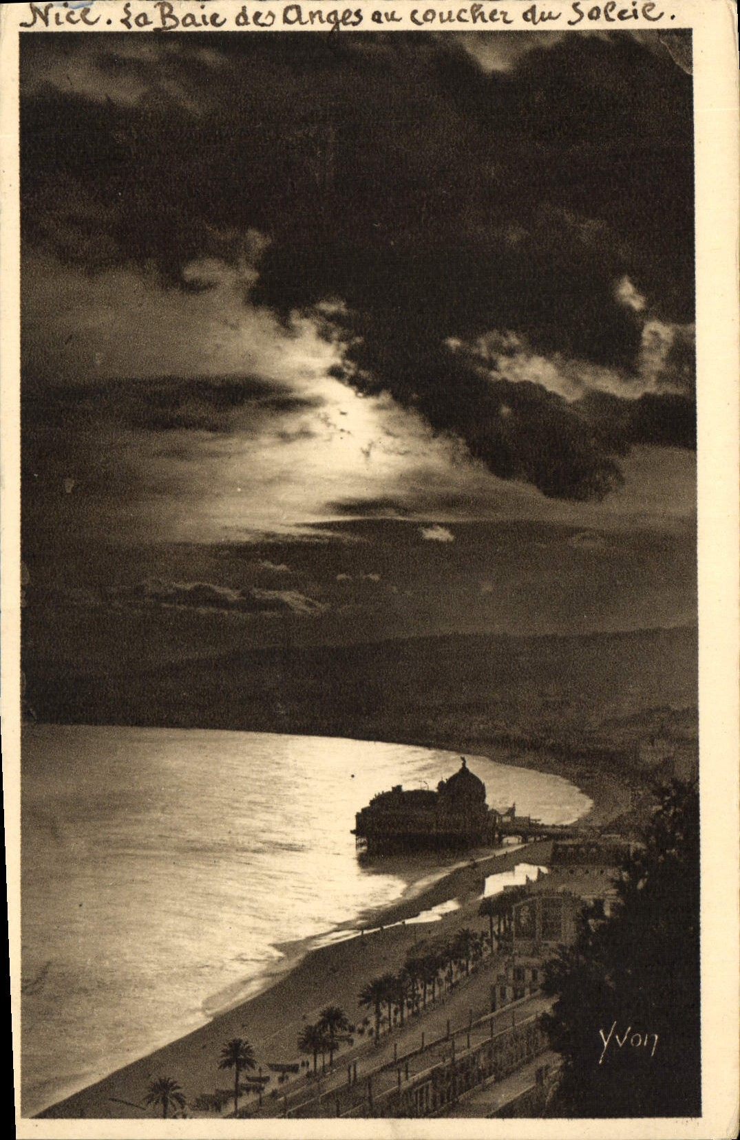 CPA La Douce France Cote d'Azur Nice Alpes Maritimes la Baie des Anges au Coucher du Soleil 