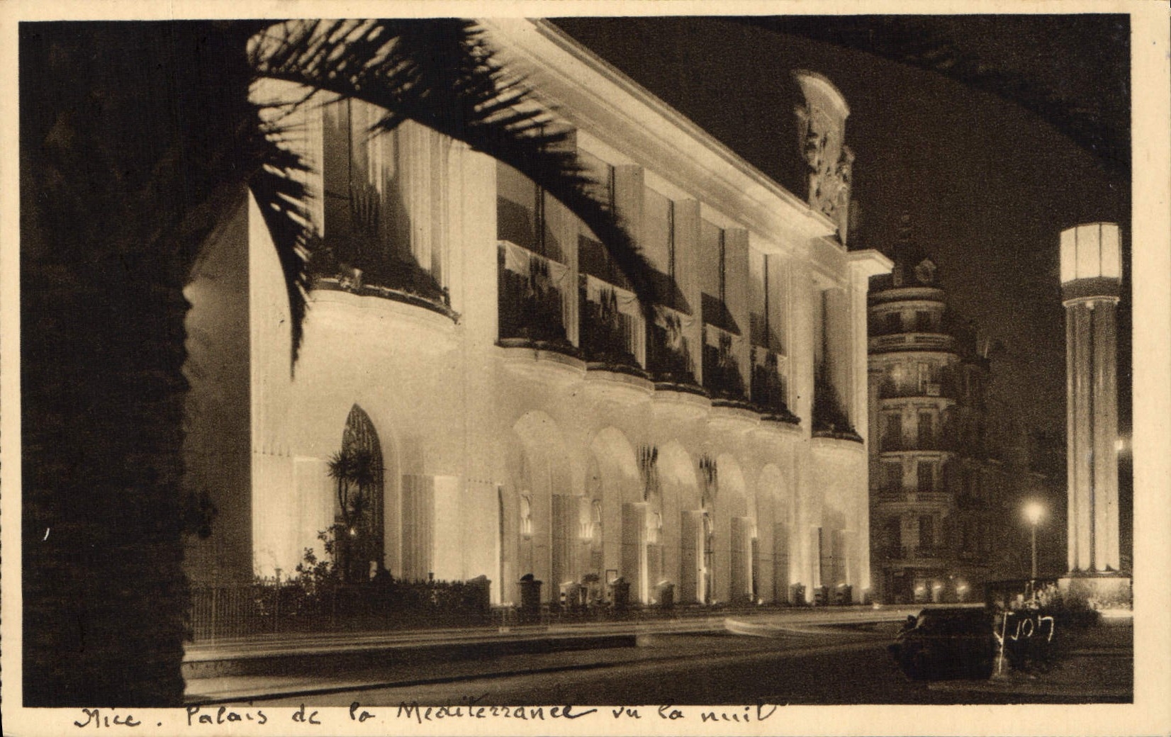 CPA La Douce France Cote d'Azur Nice Alpes Maritimes Le Palais de la Mediterrannee vu la nuit 
