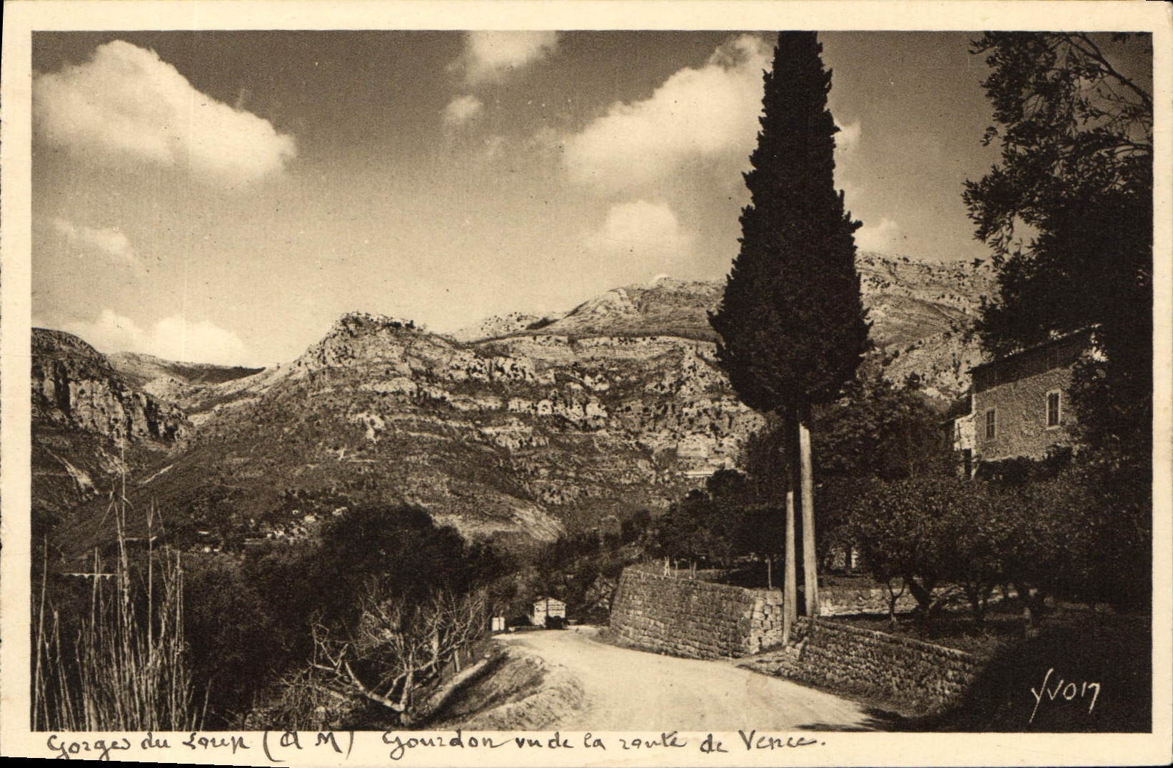 CPA La Douce France Gorges du Loup A M Gourdon vu de la Route de Vence 