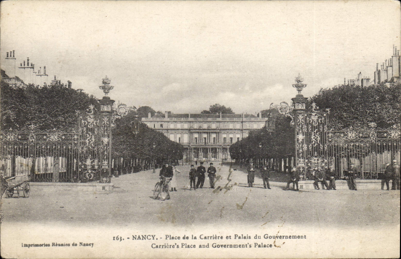 CPA Nancy Place de la Carriere et Palais du Gouvernement 