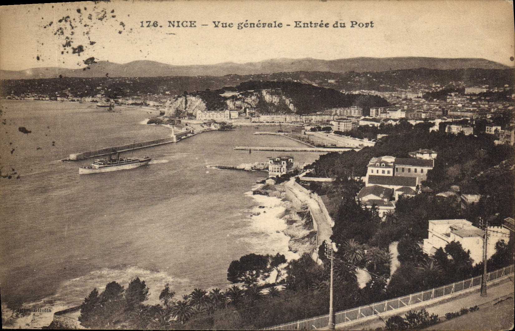 CPA Nice vue generale Entree du port 