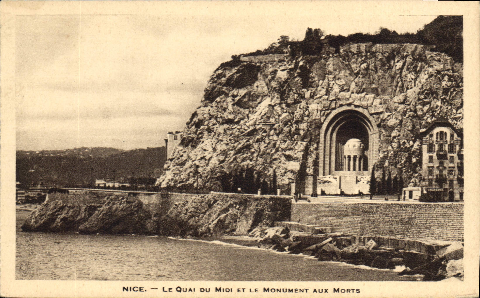 CPA Nice Le Quai du Midi et le monument aux Morts 